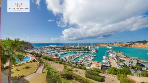 Piso con vistas panorámicas al mar en primera línea, con vistas a Port Adriano. Piscinajardín comunitario.