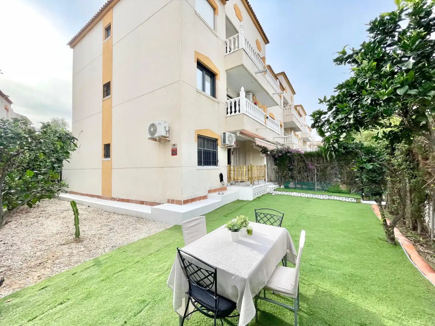 Terrace of Ground floor for rent in Torrevieja  with Air Conditioner, Heating and Private garden