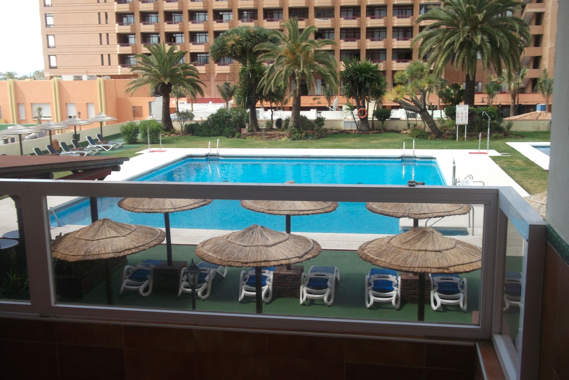 Schwimmbecken von Wohnung zum Verkauf in Fuengirola mit Klimaanlage, Terrasse und Möbliert