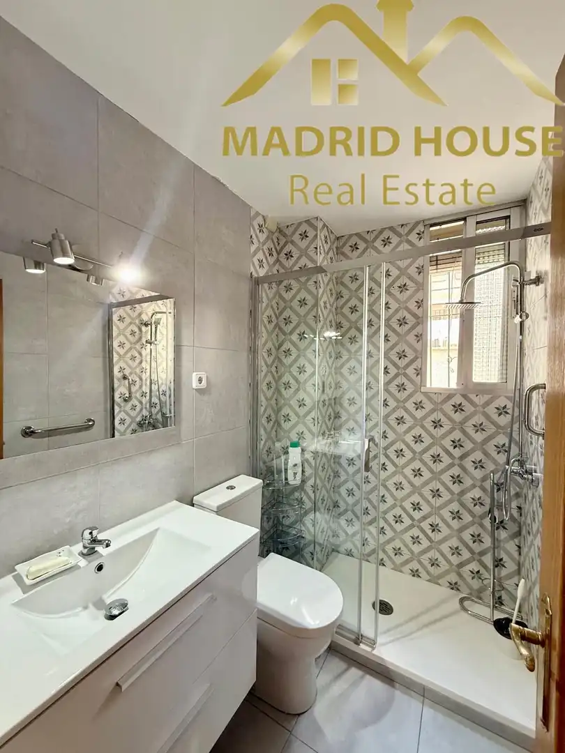 Bathroom of Flat for sale in Madrid  with Air Conditioner and Heating