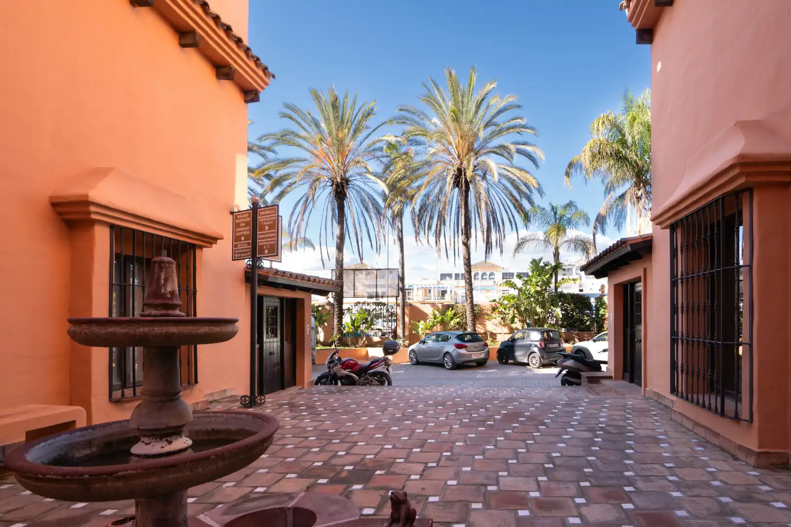 Vista exterior de Apartament en venda en Estepona amb Aire condicionat, Terrassa i Piscina