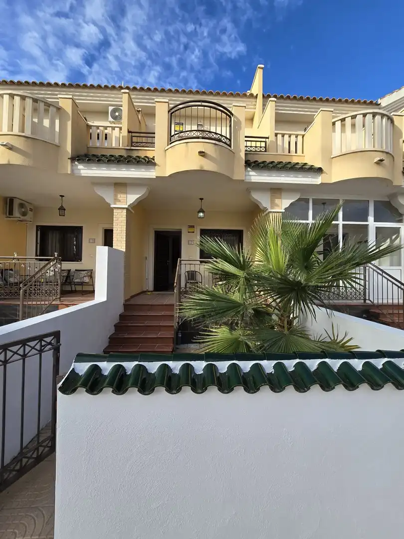 Vista exterior de Casa adosada en venda en Rojales amb Jardí privat, Traster i Piscina comunitària