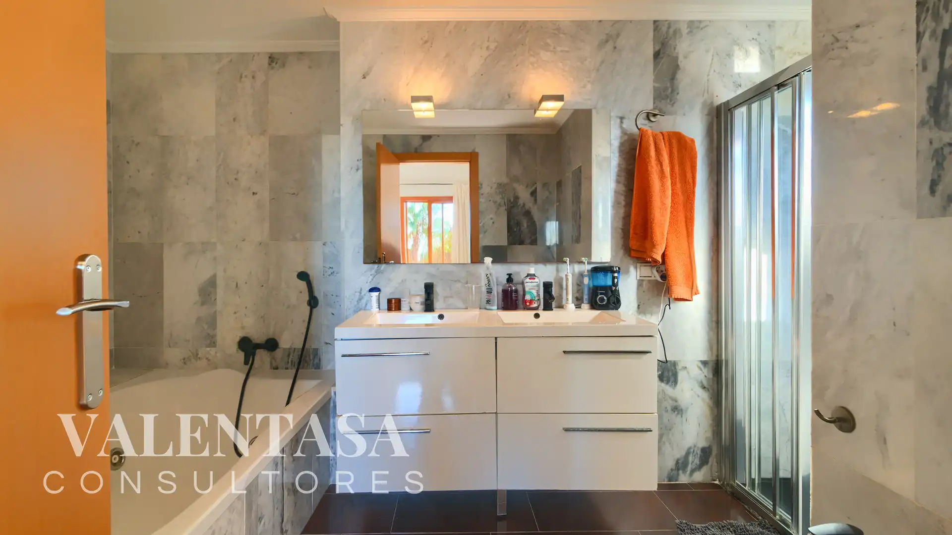 Bathroom of Houses for sale in L'Eliana  with Air Conditioner, Heating and Private garden