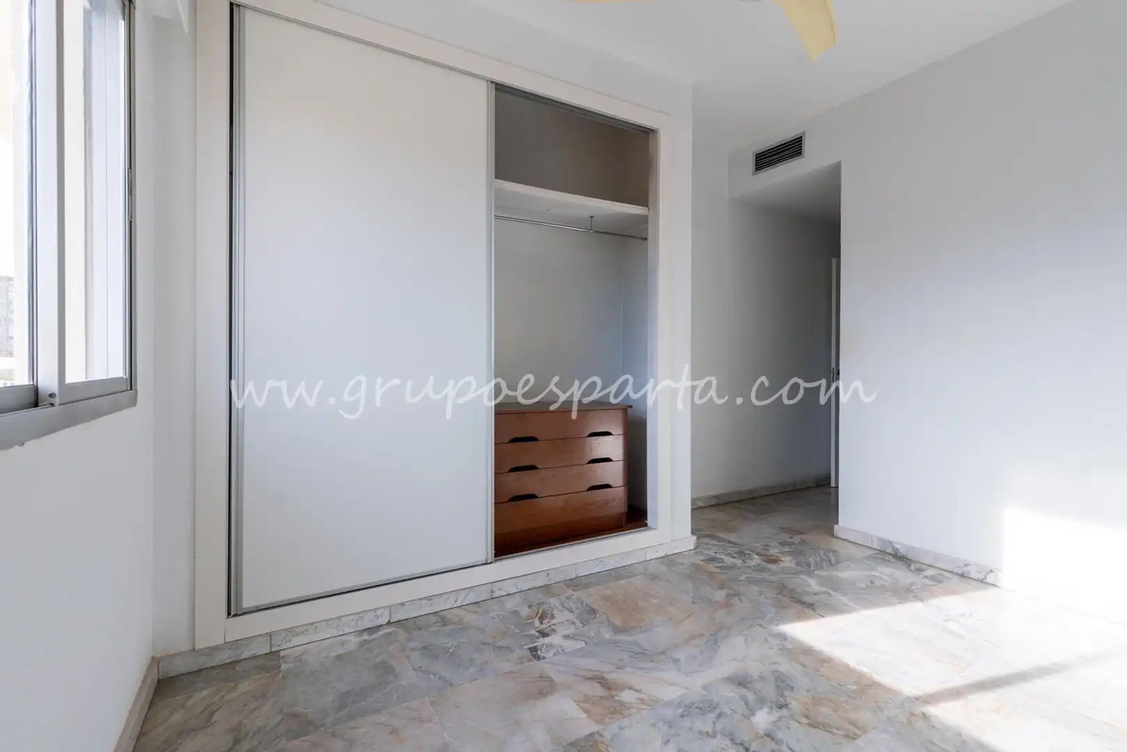 Bedroom of Flat for sale in Sevilla  with Air Conditioner and Balcony