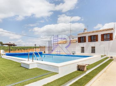 Xalet amb piscina en venda a Requena
