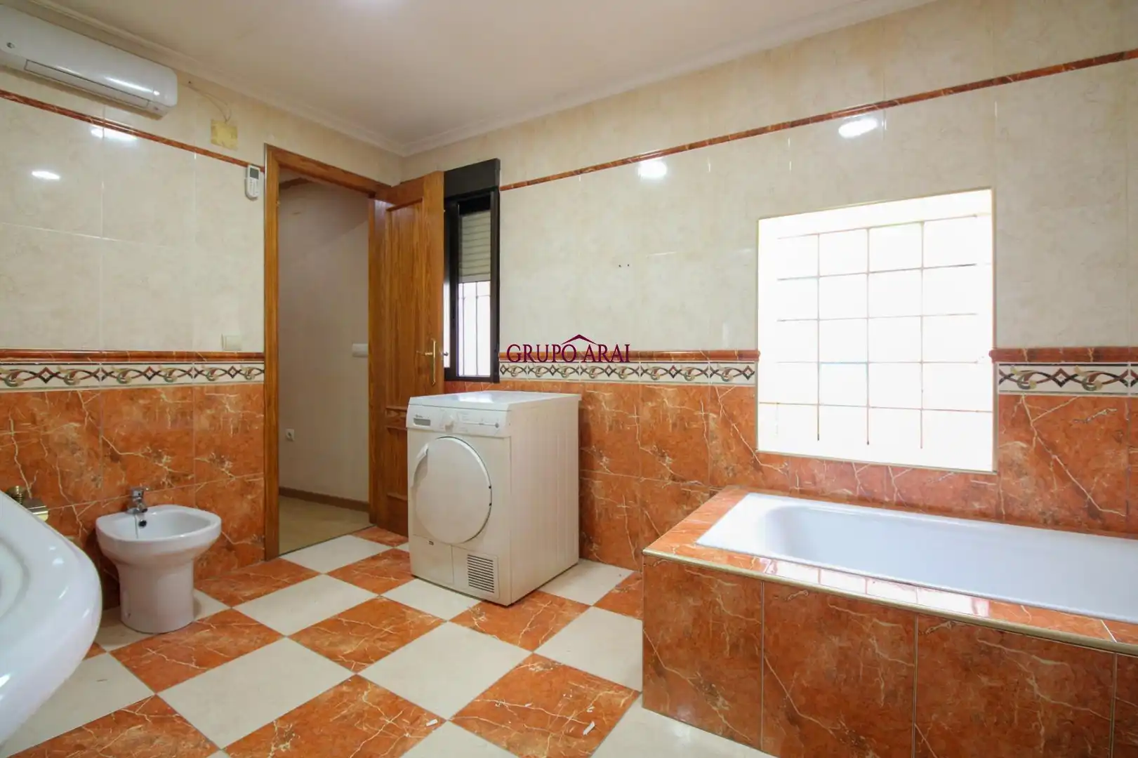 Bany de Casa o xalet en venda en Alicante / Alacant amb Aire condicionat, Terrassa i Balcó