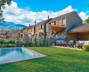 Vista exterior de Casa o xalet en venda en Bellver de Cerdanya amb Piscina