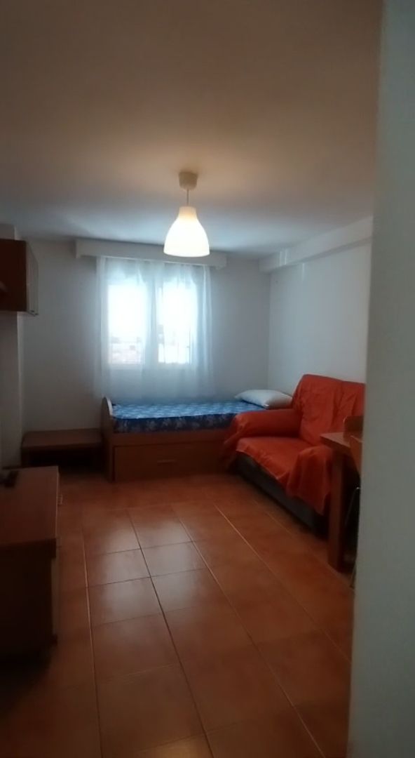 Dormitori de Pis de lloguer en  Granada Capital amb Moblat, Rentadora i Microones