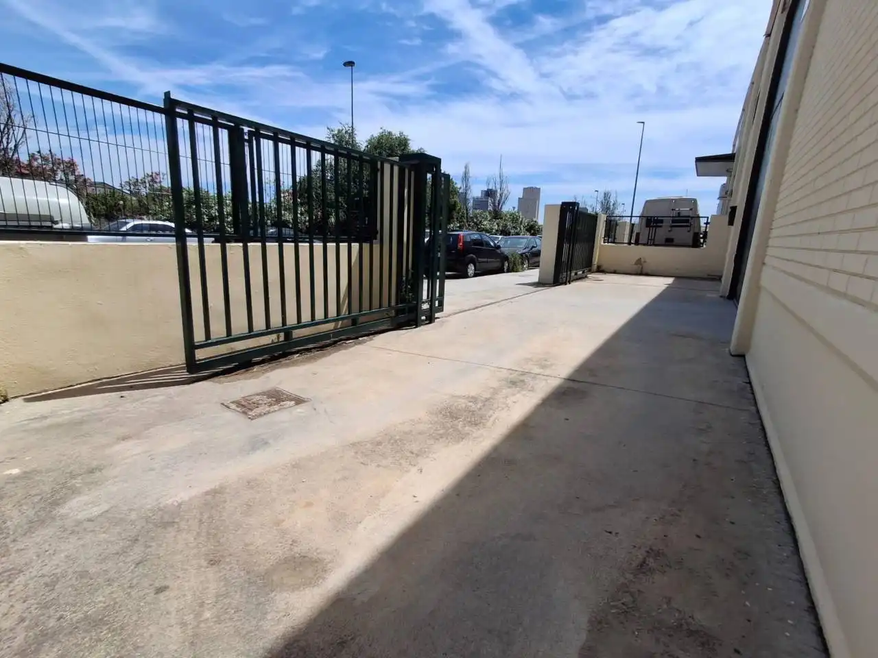 Parkplatz von Fabrikhallen zur Miete in Paiporta