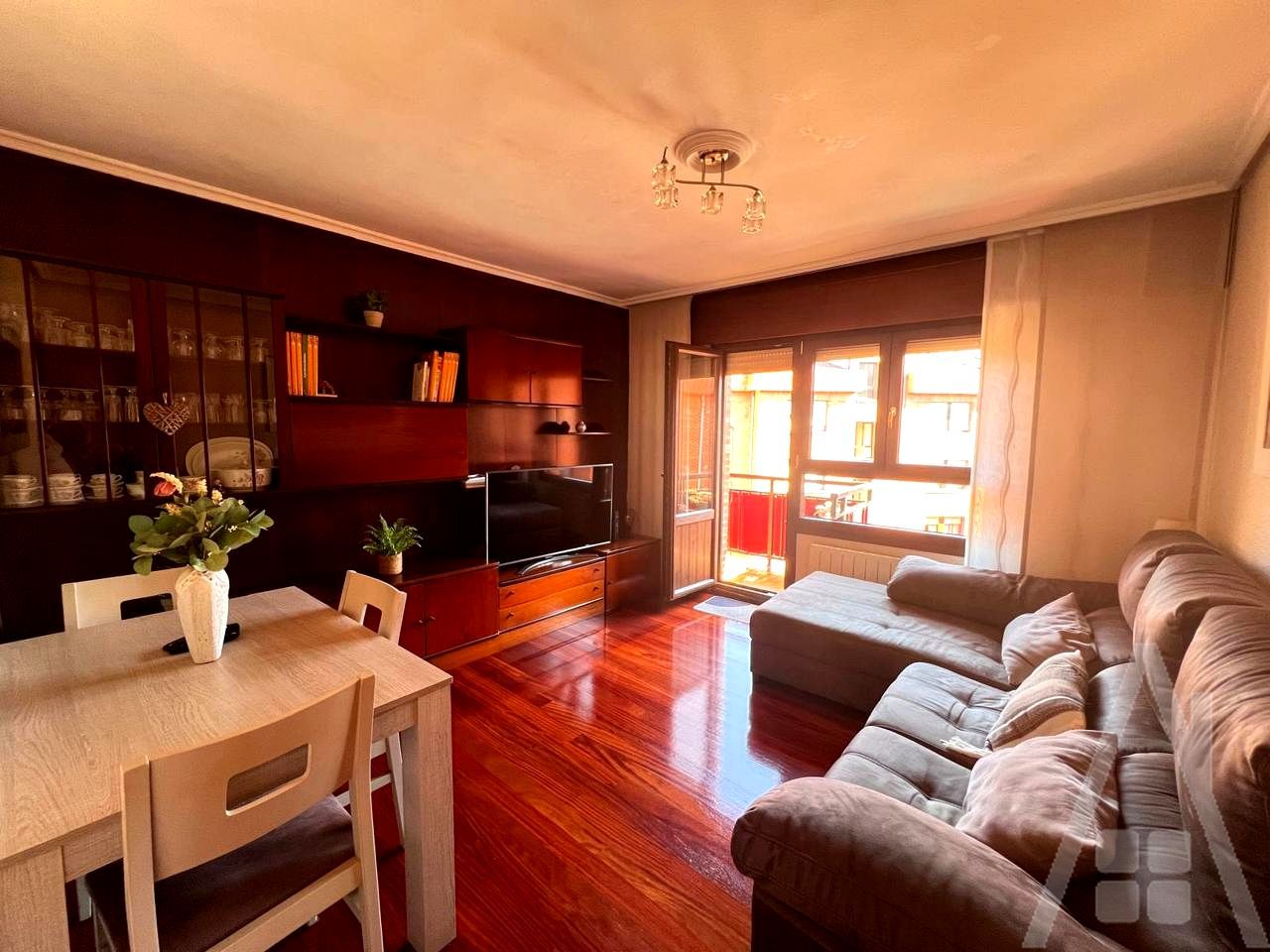 Sala d'estar de Pis en venda en Etxebarri amb Calefacció, Parquet i Terrassa