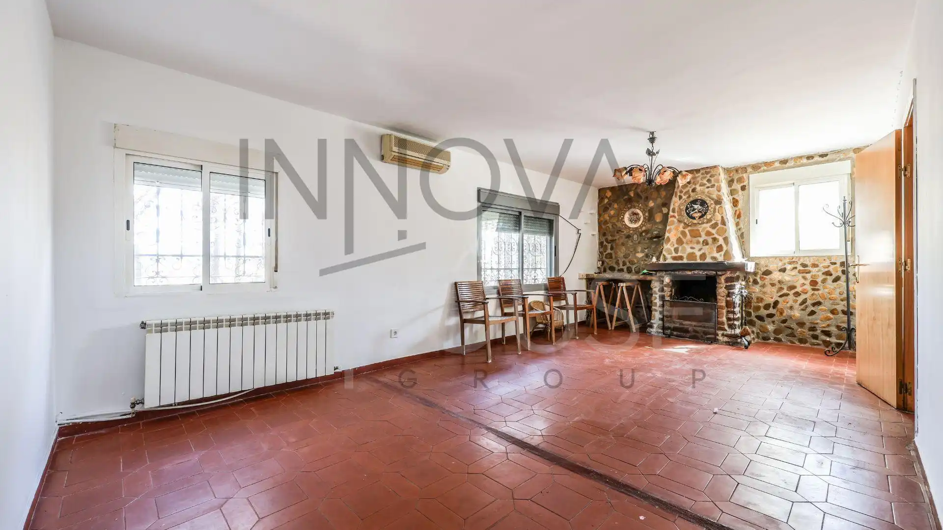 Sala d'estar de Casa o xalet en venda en Talamanca de Jarama amb Jardí privat, Terrassa i Piscina