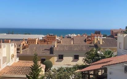 Vista exterior de Casa o xalet en venda en Rincón de la Victoria amb Aire condicionat, Terrassa i Piscina