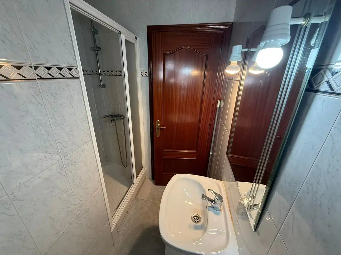 Bathroom of Flat for rent in Madrid  with Air Conditioner and Furnished