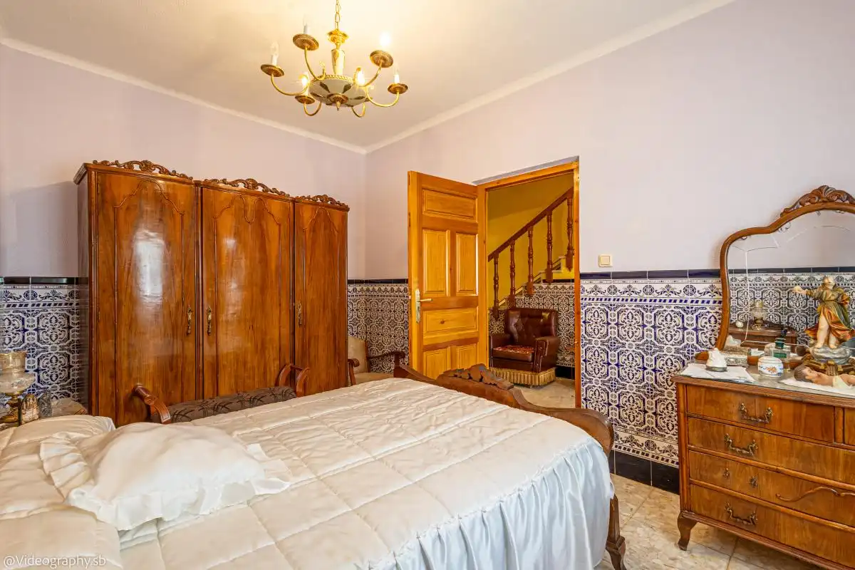Dormitori de Casa adosada en venda en Valdepeñas amb Calefacció, Terrassa i Traster