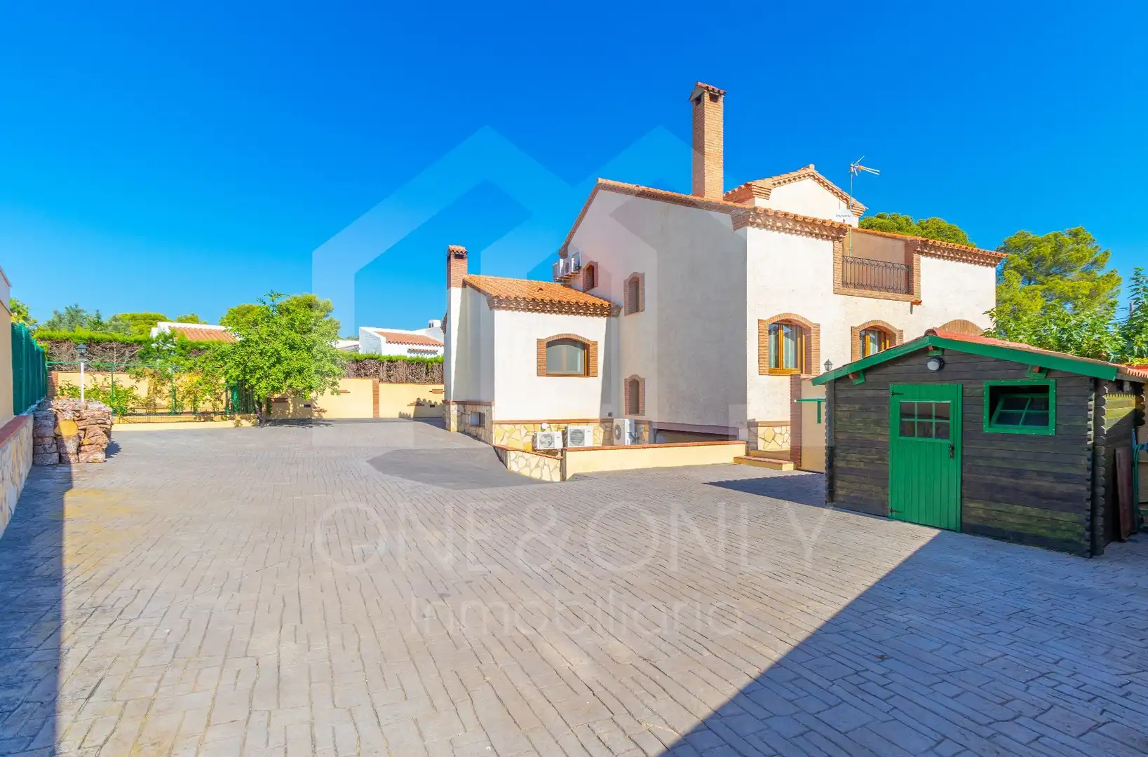 Vista exterior de Casa o xalet en venda en Mont-roig del Camp amb Aire condicionat, Calefacció i Jardí privat
