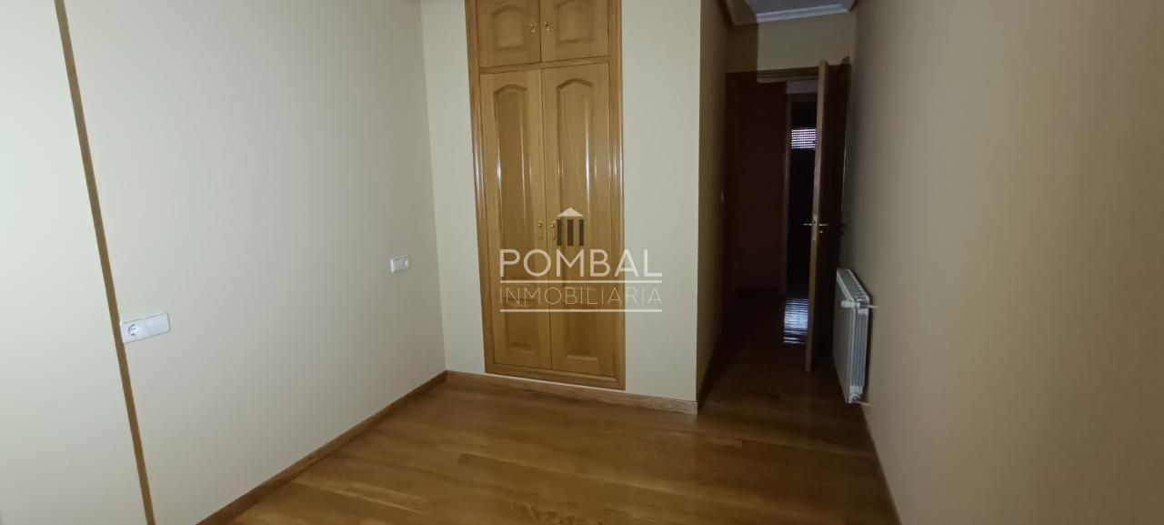 Dormitori de Pis en venda en Ourense Capital  amb Calefacció, Parquet i Moblat