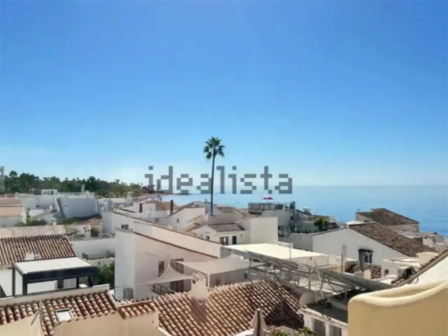 Vista exterior de Dúplex en venda en Estepona amb Aire condicionat, Piscina i Balcó