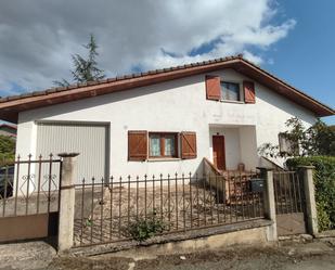 Vista exterior de Casa o xalet en venda en Iruña Oka / Iruña de Oca amb Piscina