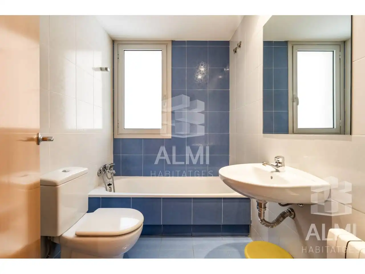 Badezimmer von Wohnung zum Verkauf in Barcelona mit Klimaanlage, Heizung und Parkett