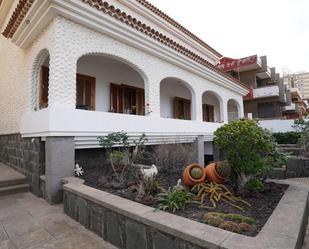 Vista exterior de Casa o xalet en venda en Las Palmas de Gran Canaria amb Aire condicionat, Jardí privat i Terrassa
