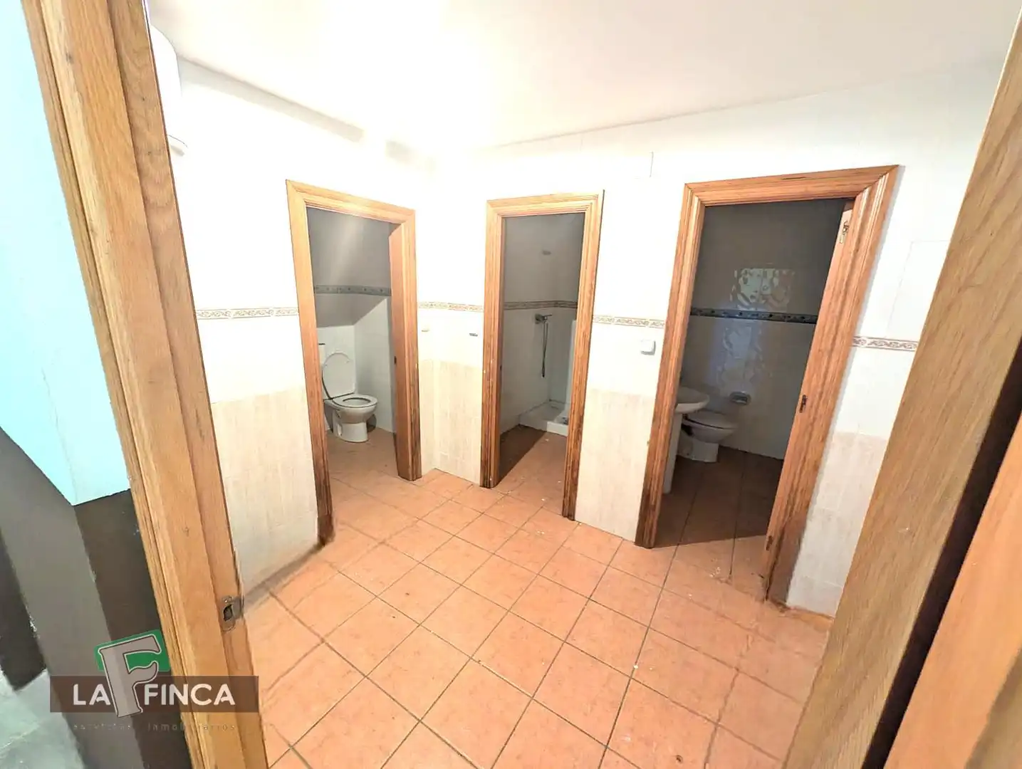 Badezimmer von Fabrikhallen zum Verkauf in Pravia