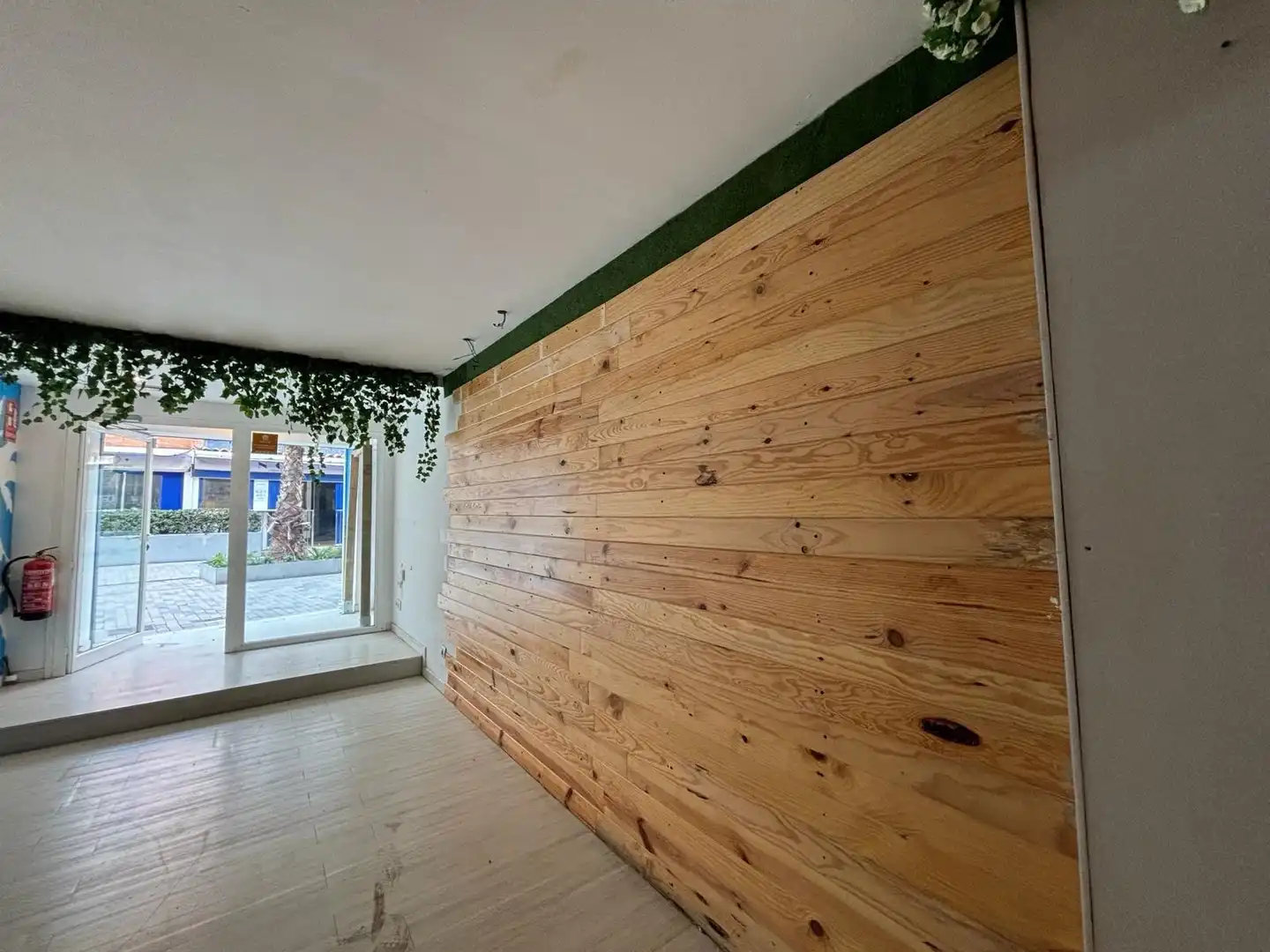 Commercial properties for rent in Avenida banys, dels, Lluminetes