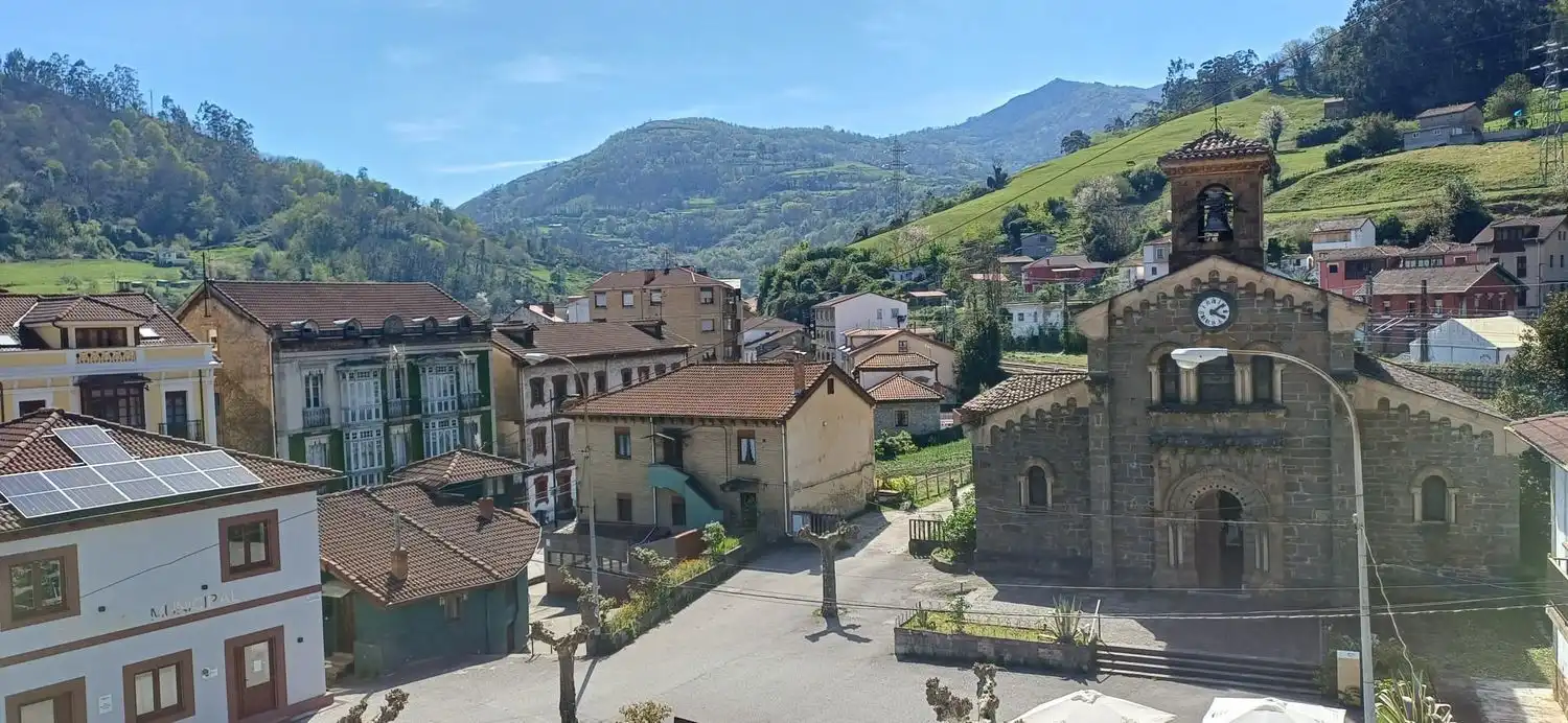 Vista exterior de Pis en venda en Mieres (Asturias) amb Calefacció, Traster i Piscina