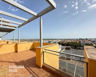 Vista exterior de Casa adosada en venda en Ayamonte amb Jardí privat, Terrassa i Piscina comunitària