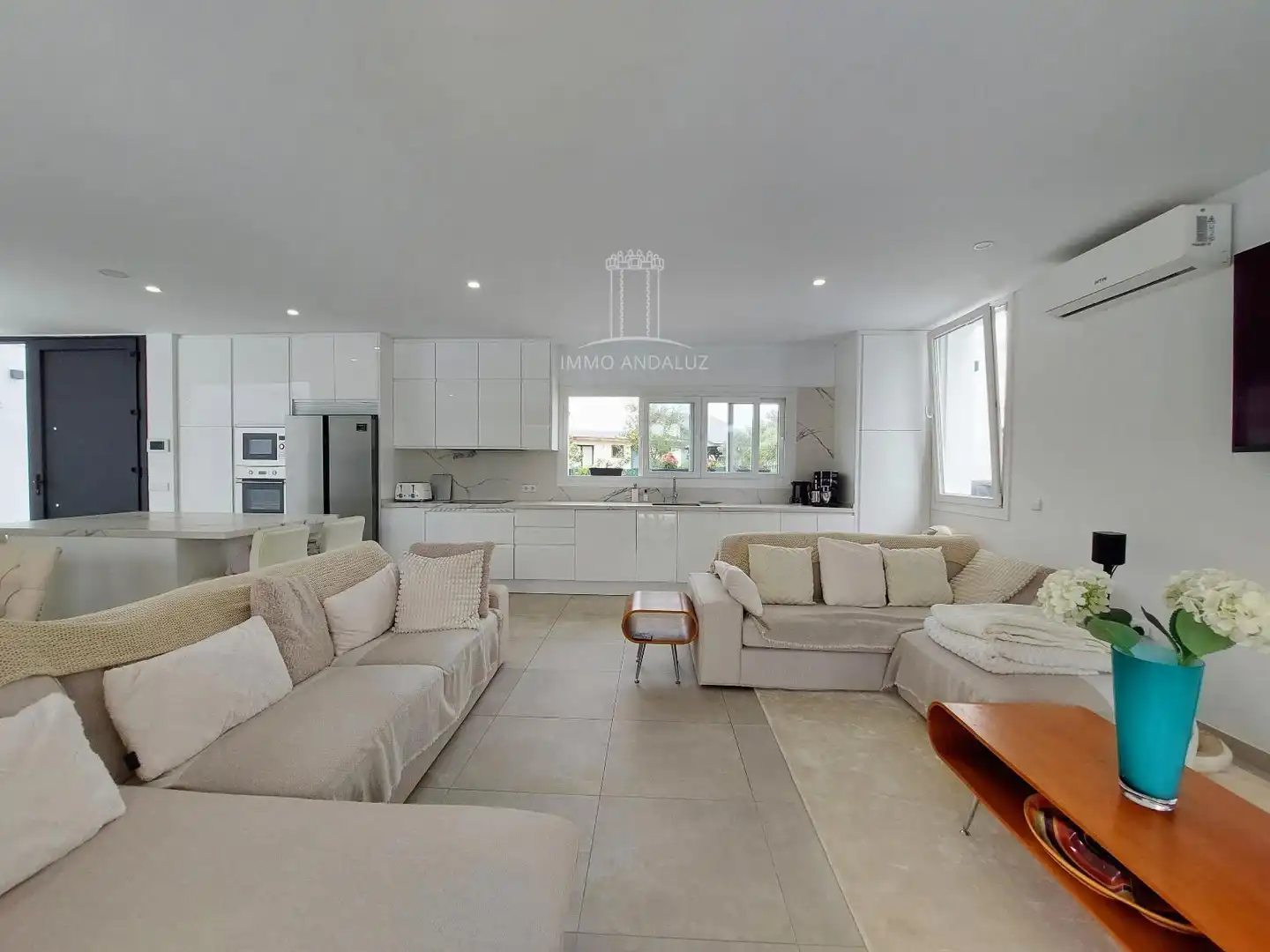 Wohnzimmer von Haus zum Verkauf in Chiclana de la Frontera mit Klimaanlage, Heizung und Schwimmbad