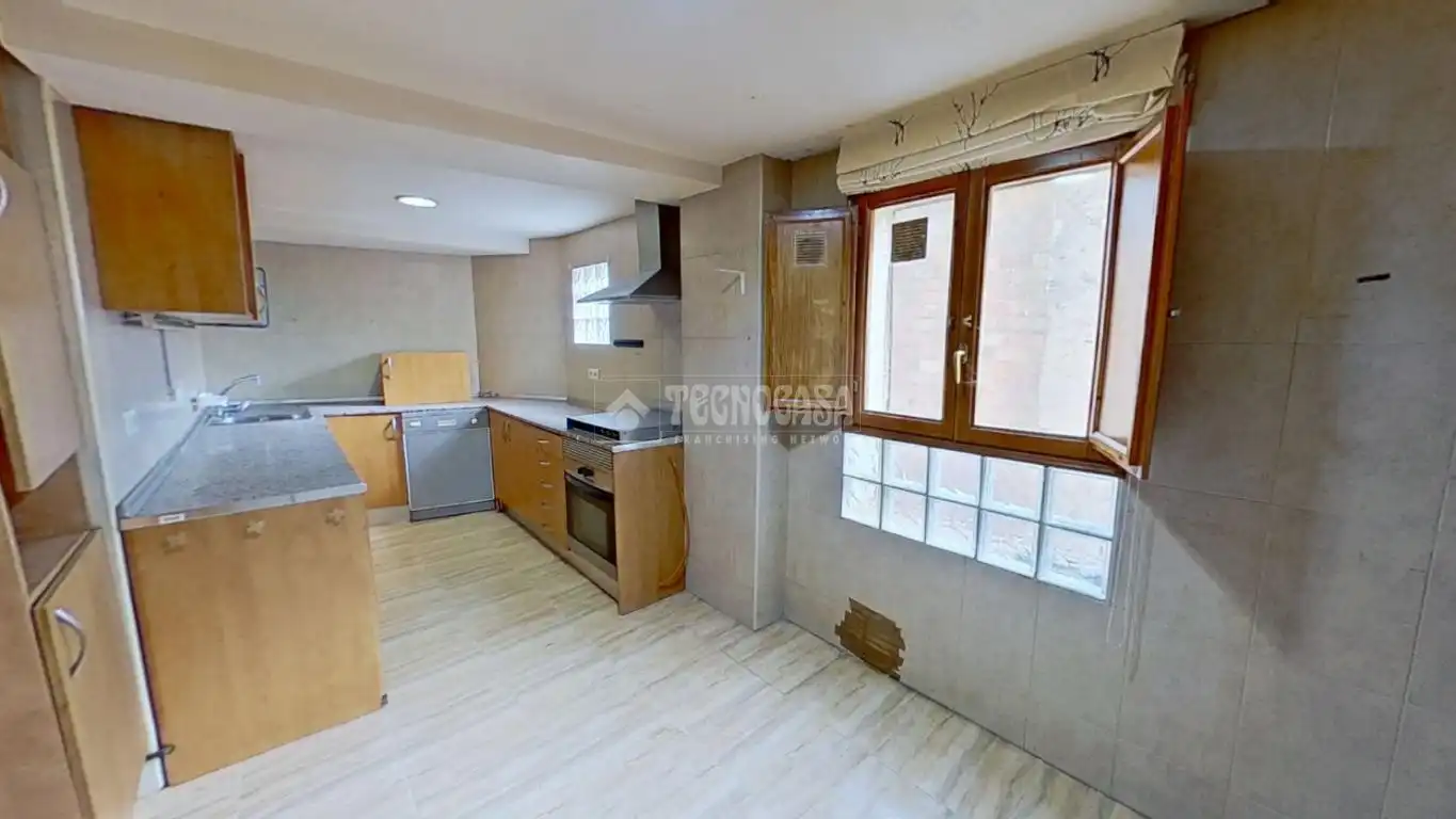 Cuina de Pis en venda en Sallent amb Parquet, Terrassa i Balcó