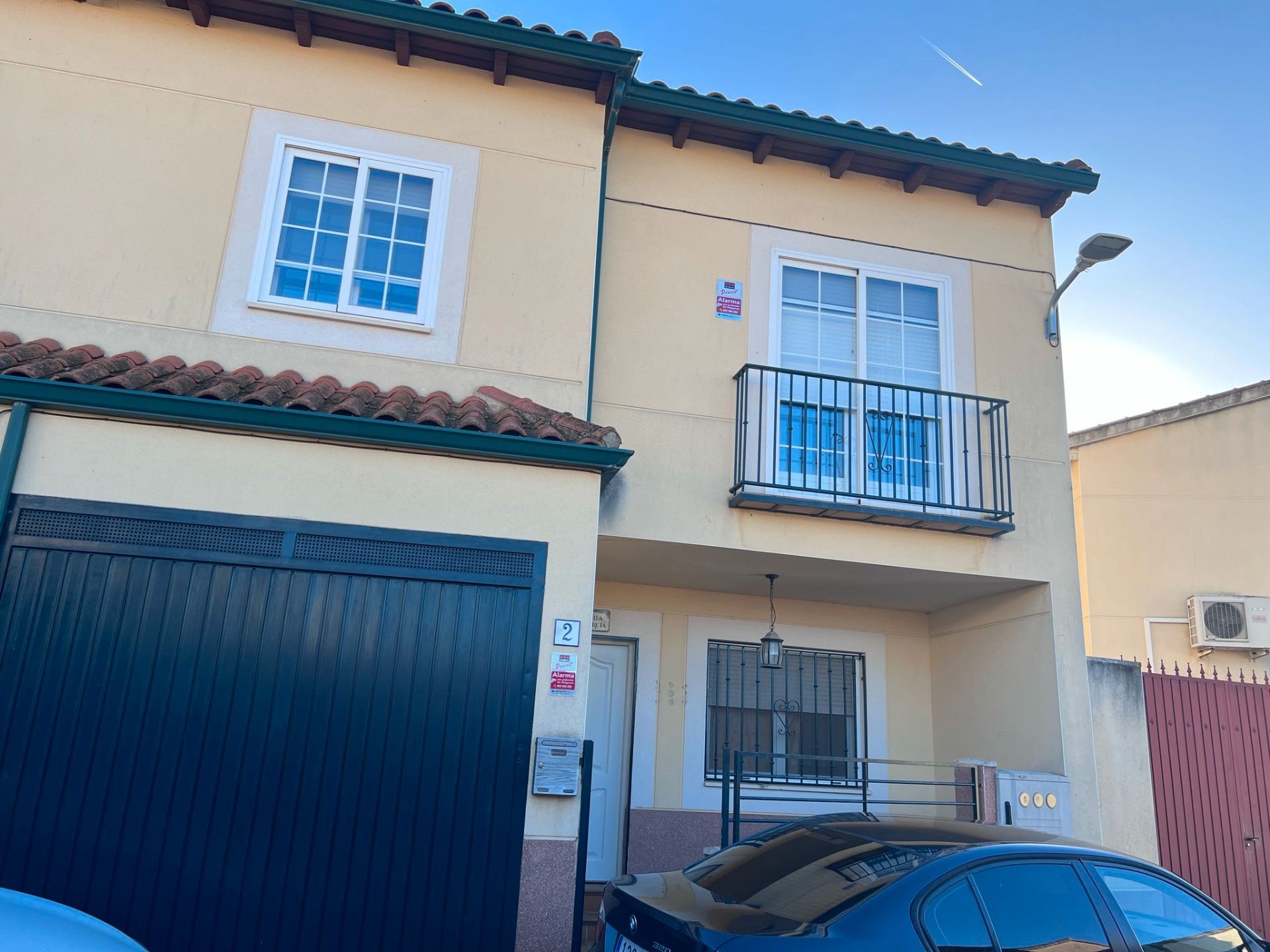 Vista exterior de Casa adosada en venda en Los Cerralbos amb Aire condicionat, Calefacció i Jardí privat