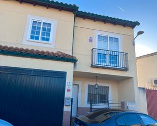 Vista exterior de Casa adosada en venda en Los Cerralbos amb Aire condicionat, Calefacció i Jardí privat