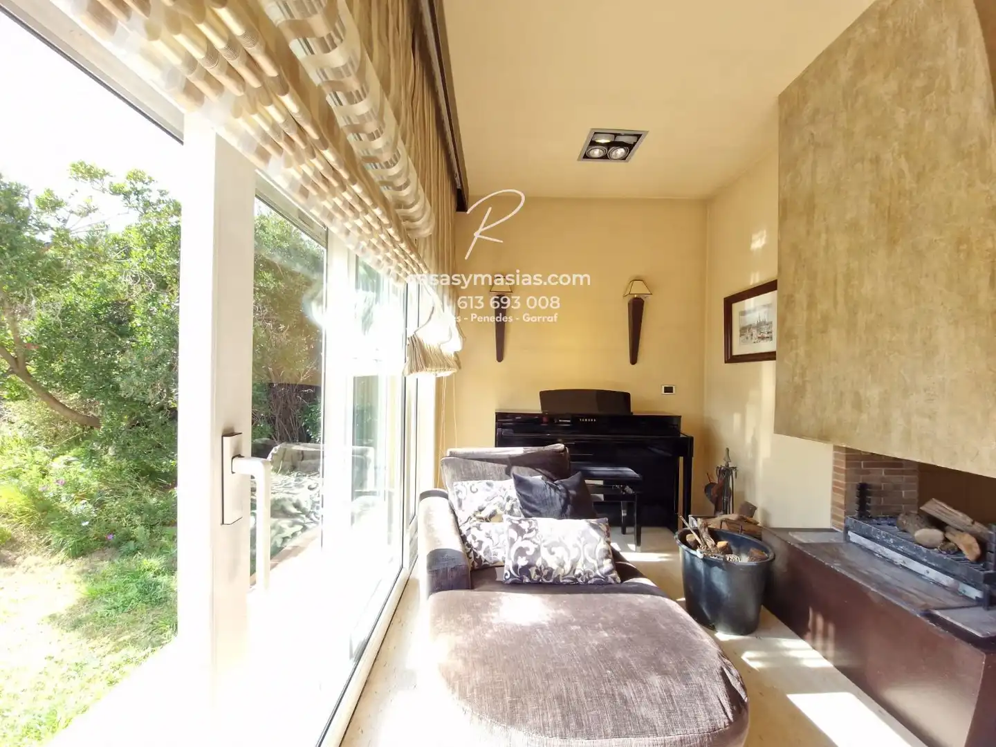 Sala de estar de Casa o chalet en venta en Pacs del Penedès con Aire acondicionado, Calefacción y Jardín privado