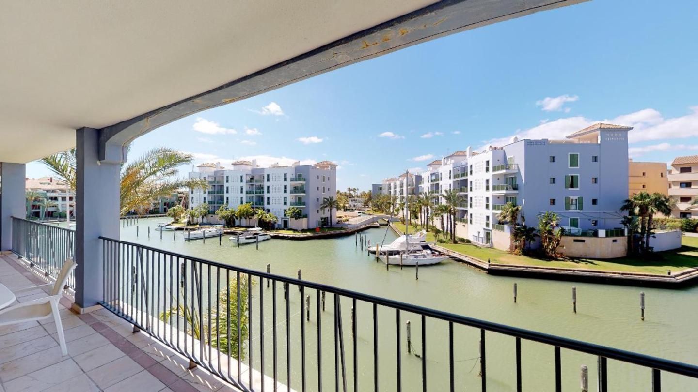 Vista exterior de Apartament en venda en Sotogrande amb Aire condicionat, Terrassa i Moblat