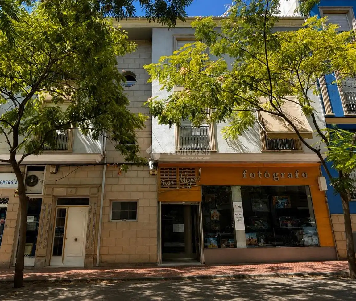 Vista exterior de Local en venda en Jódar amb Aire condicionat