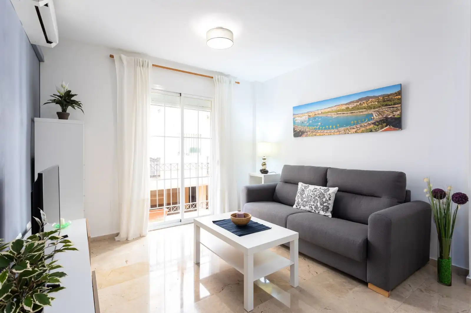 Sala d'estar de Pis de lloguer en Málaga amb Aire condicionat i Moblat