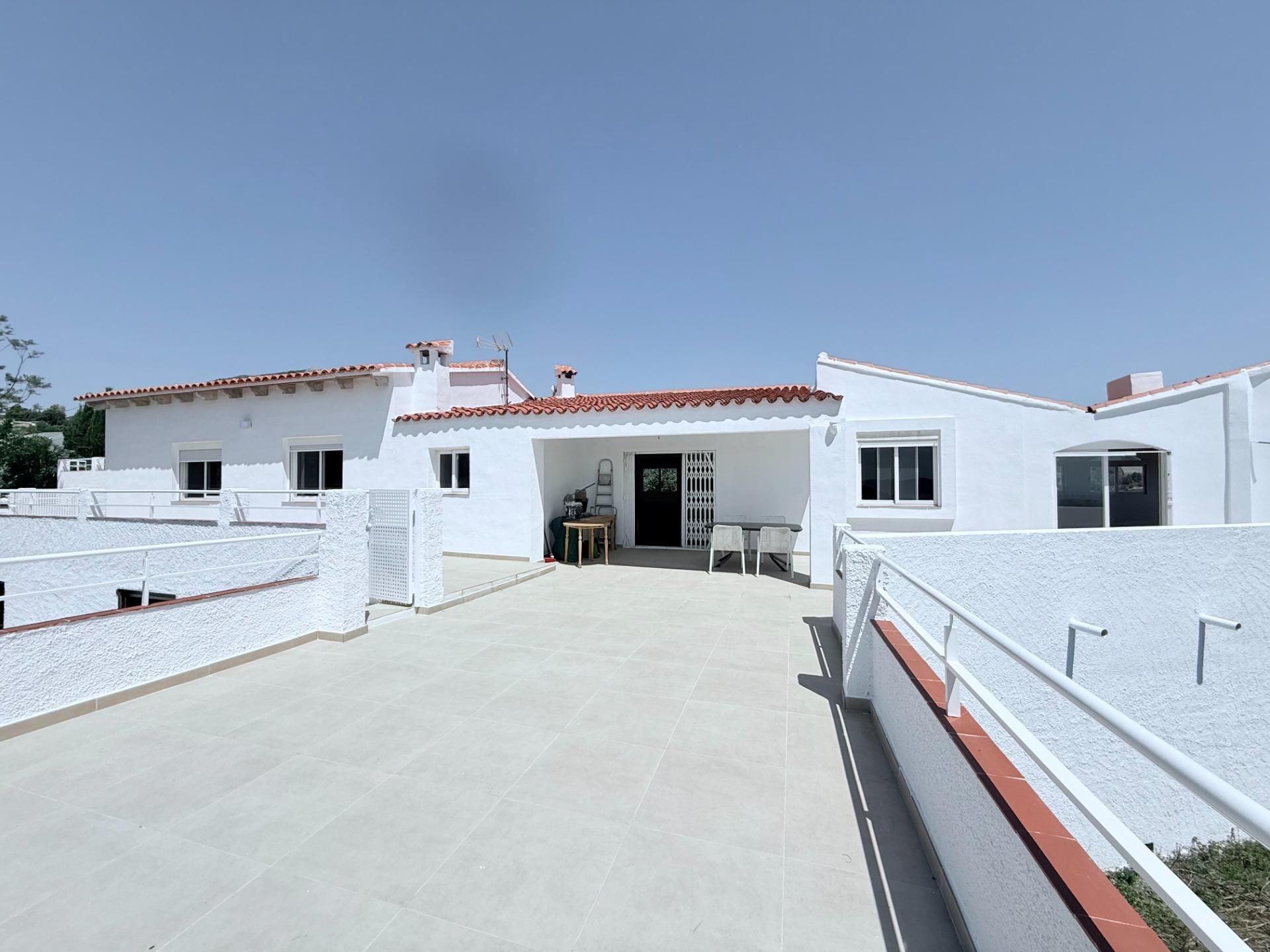 Vista exterior de Casa o xalet en venda en Bolulla amb Terrassa, Piscina i Alarma