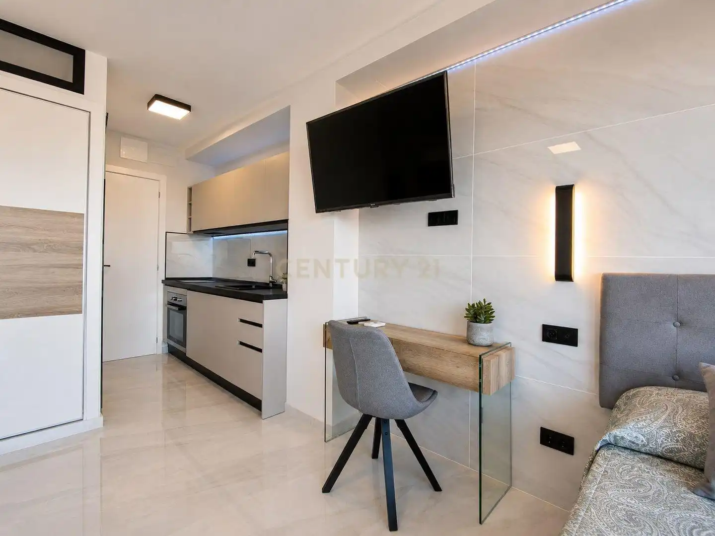 Kitchen of Study for sale in Marbella  with Air Conditioner, Oven and TV