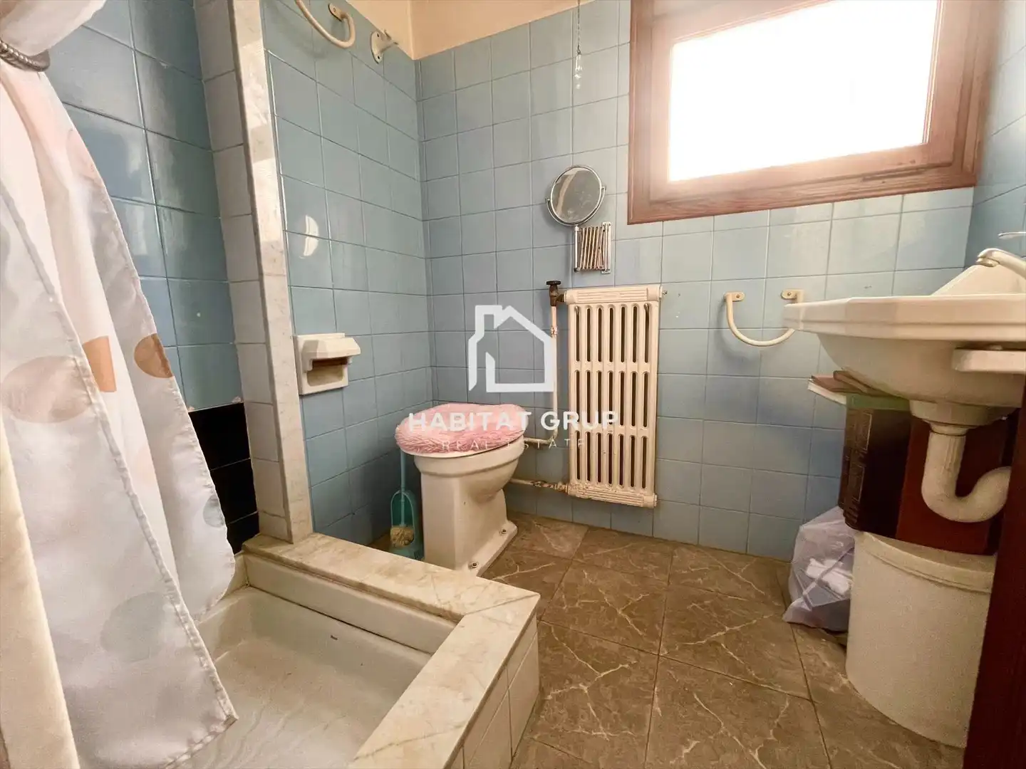Bany de Casa o xalet en venda en Girona amb Aire condicionat, Calefacció i Jardí privat