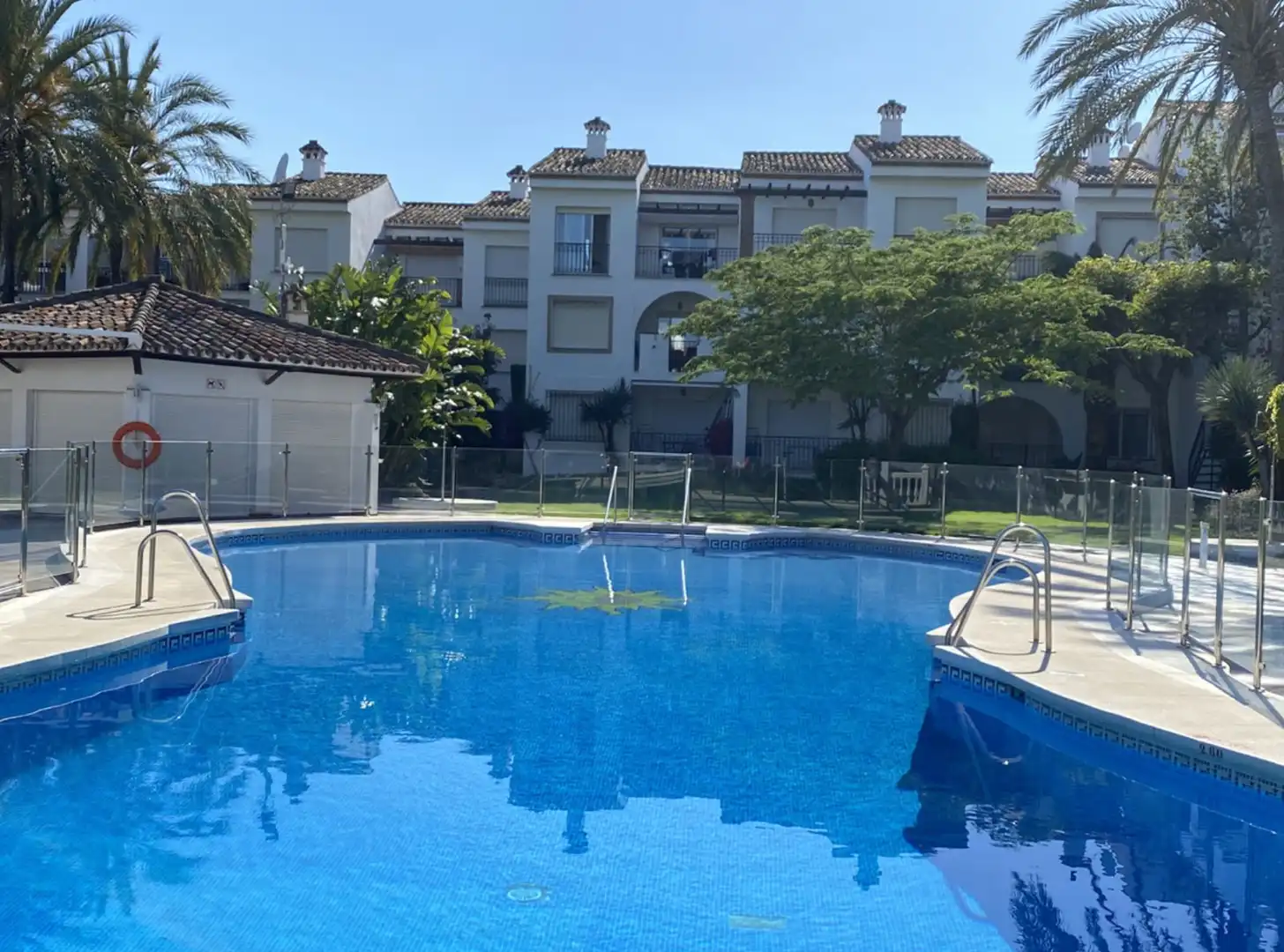 Piscina de Piso de alquiler en Estepona con Aire acondicionado, Terraza y Amueblado