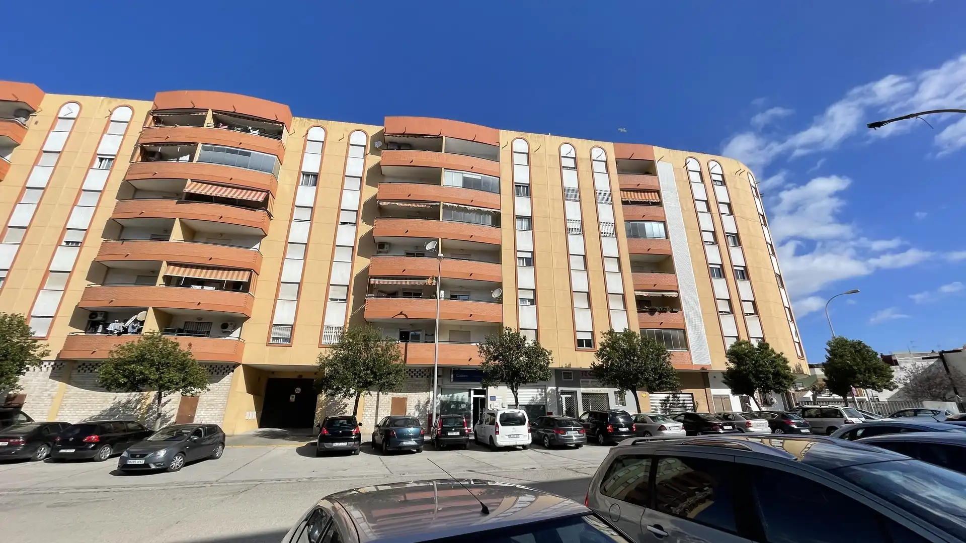 Vista exterior de Local en venta en Algeciras