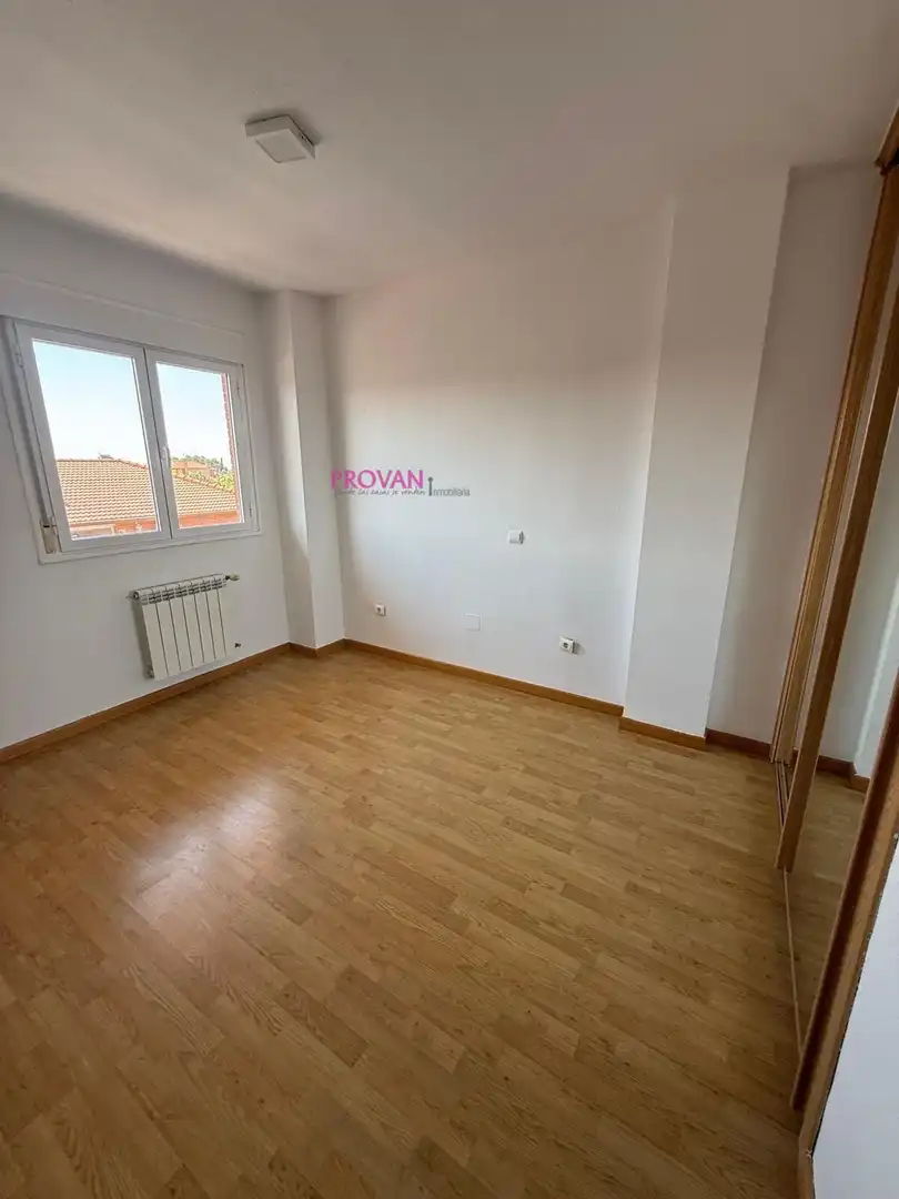 Habitación de Casa adosada en venta en Galápagos con Calefacción y Jardín privado