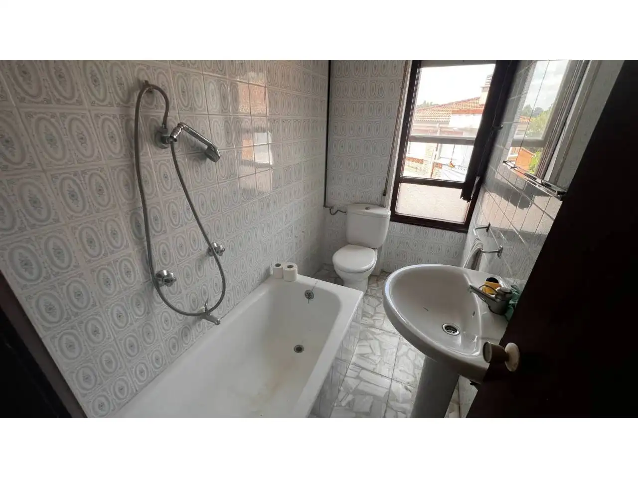 Badezimmer von Wohnung zum Verkauf in Espinosa de los Monteros mit Balkon