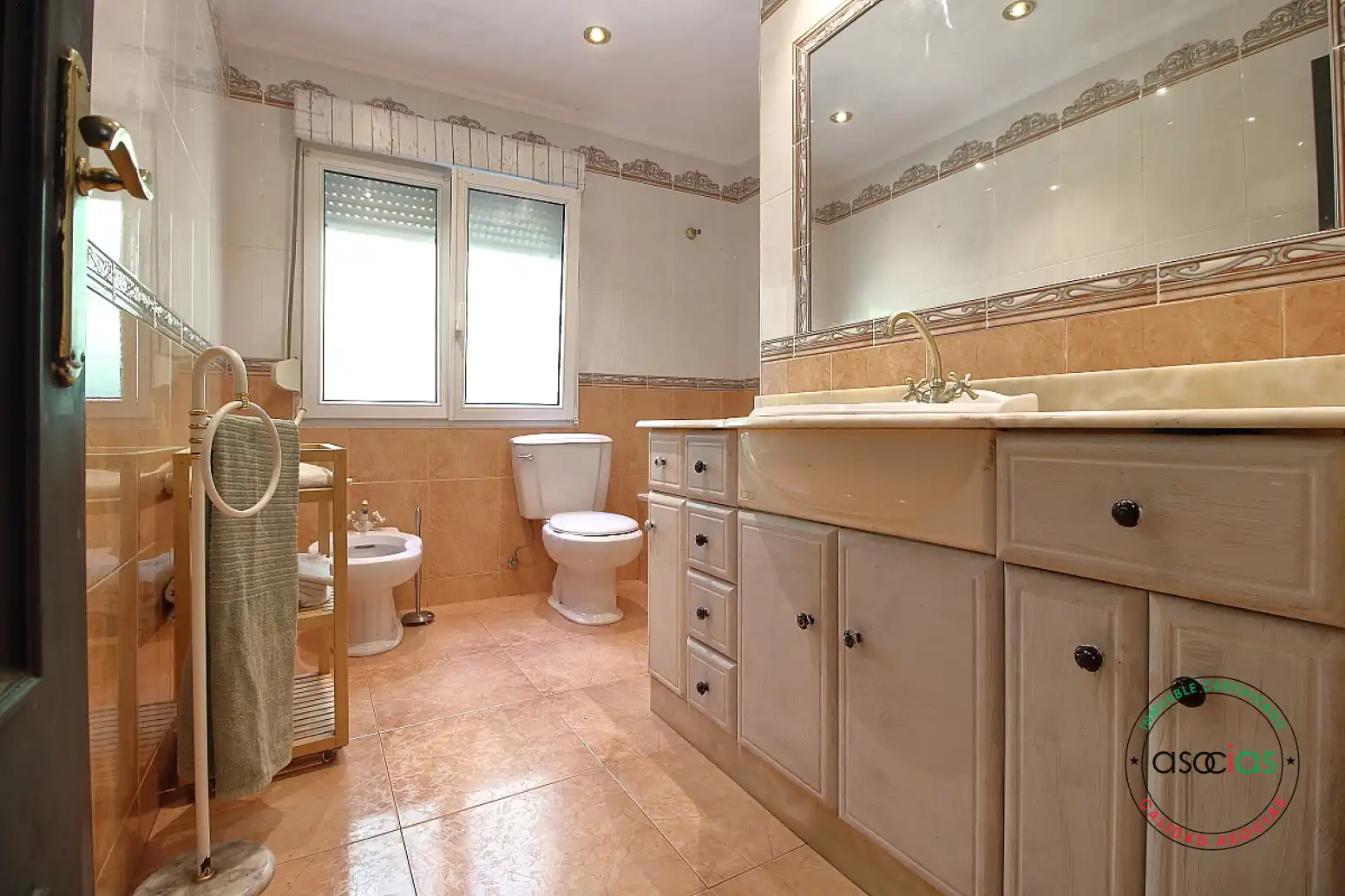 Bany de Casa o xalet en venda en Gijón  amb Calefacció, Parquet i Moblat