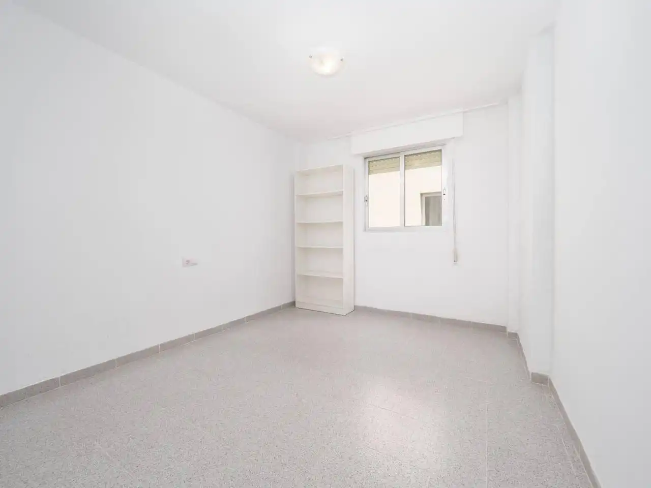 Schlafzimmer von Wohnungen zur Miete in Burjassot mit Terrasse, Abstellraum und Balkon