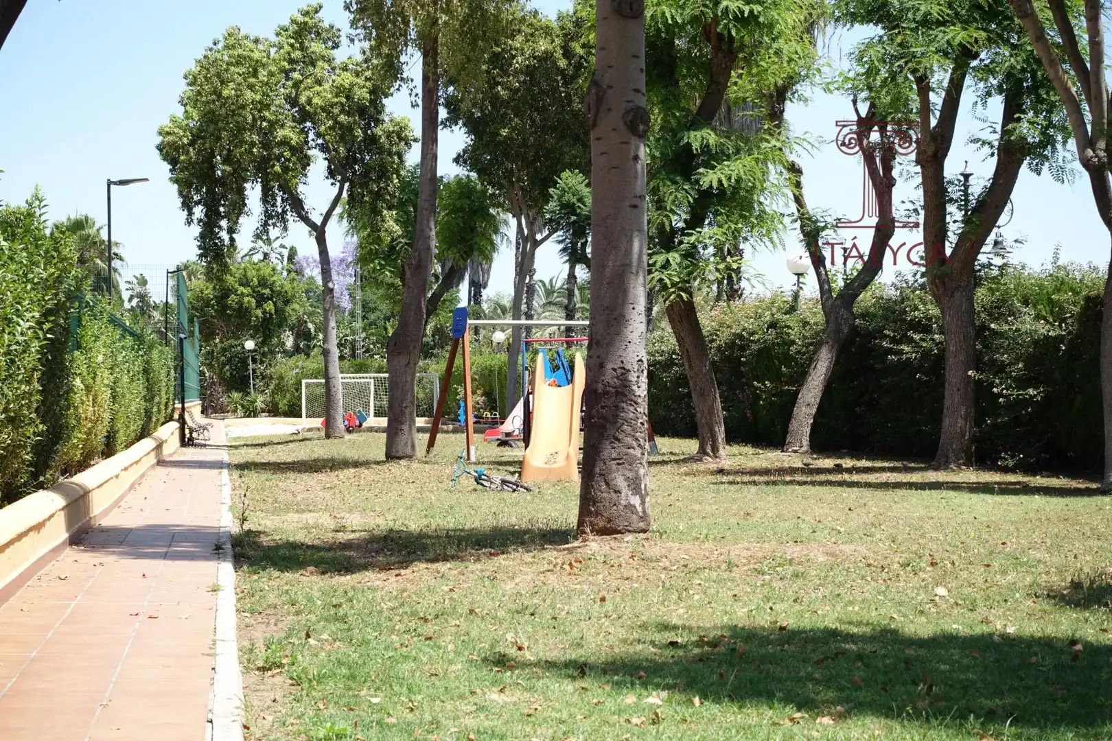 Garten von Einfamilien-Reihenhaus zum Verkauf in San Juan de Aznalfarache mit Klimaanlage, Heizung und Privatgarten