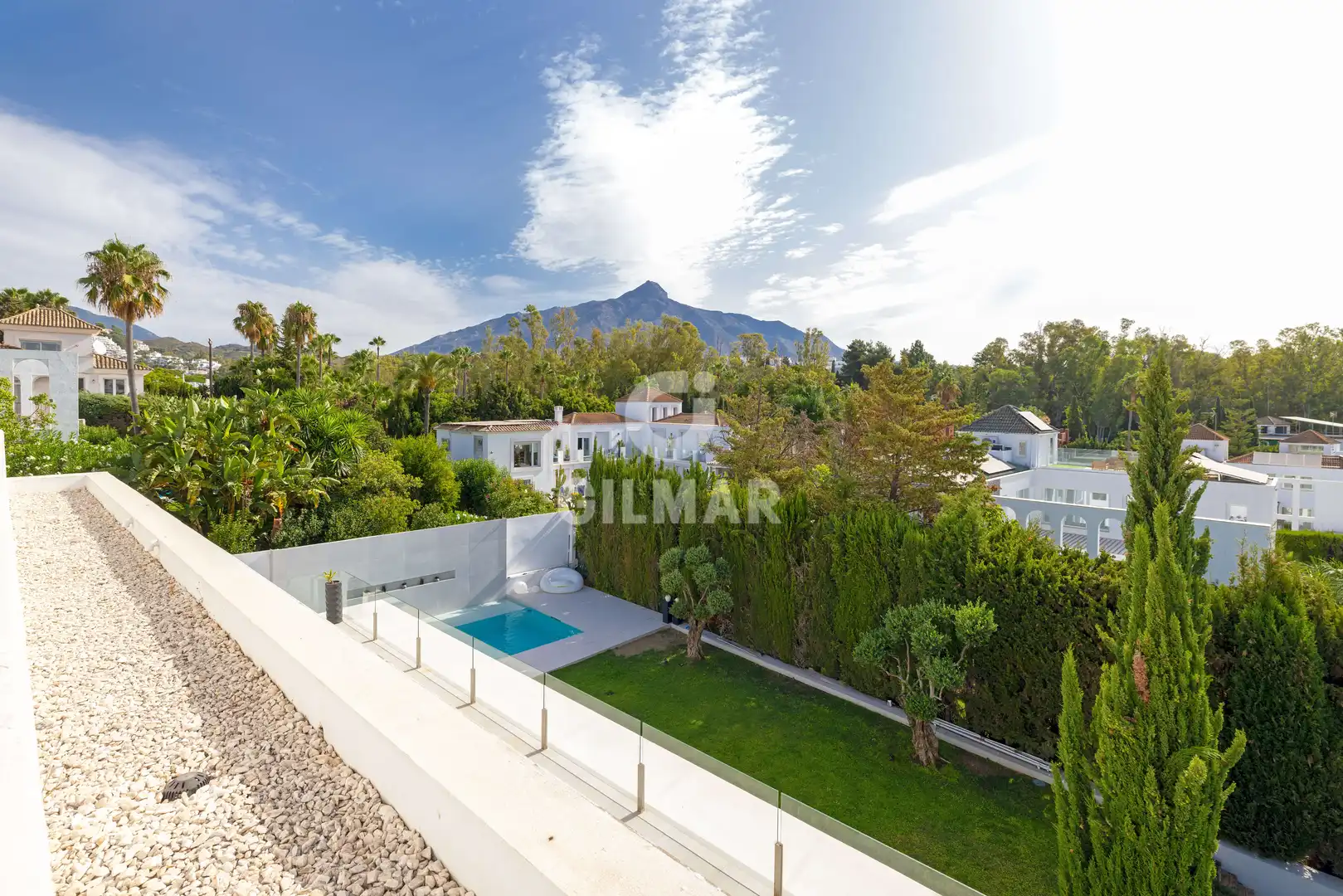 Vista exterior de Casa o xalet en venda en Marbella amb Calefacció, Jardí privat i Piscina