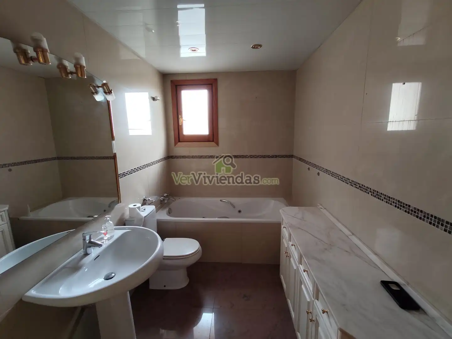 Bany de Casa o xalet en venda en Cerdanyola del Vallès amb Calefacció, Jardí privat i Parquet