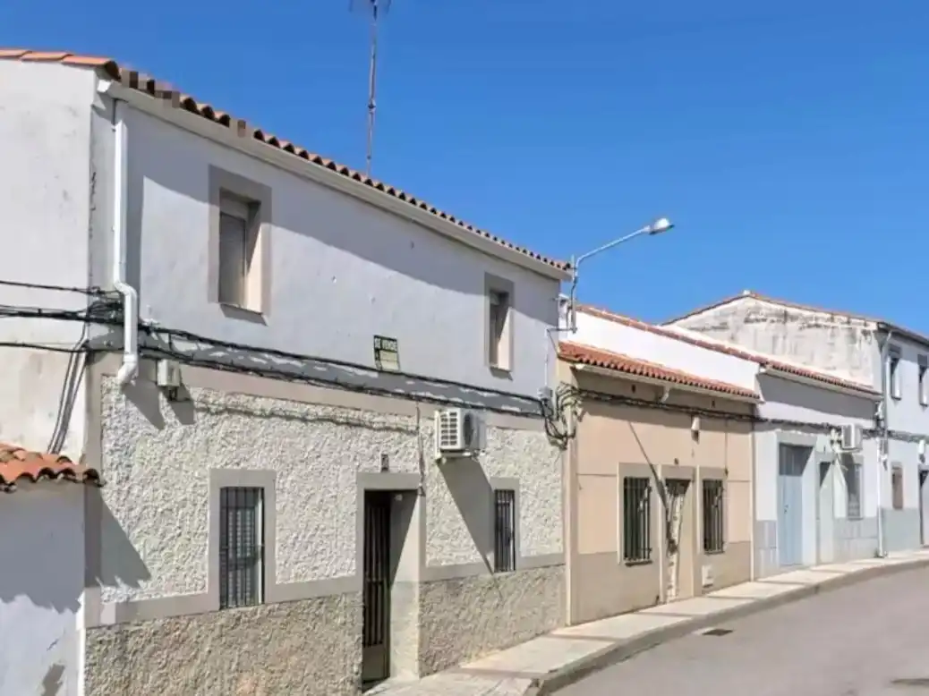 Vista exterior de Casa adosada en venda en Arroyo de la Luz amb Aire condicionat, Jardí privat i Traster