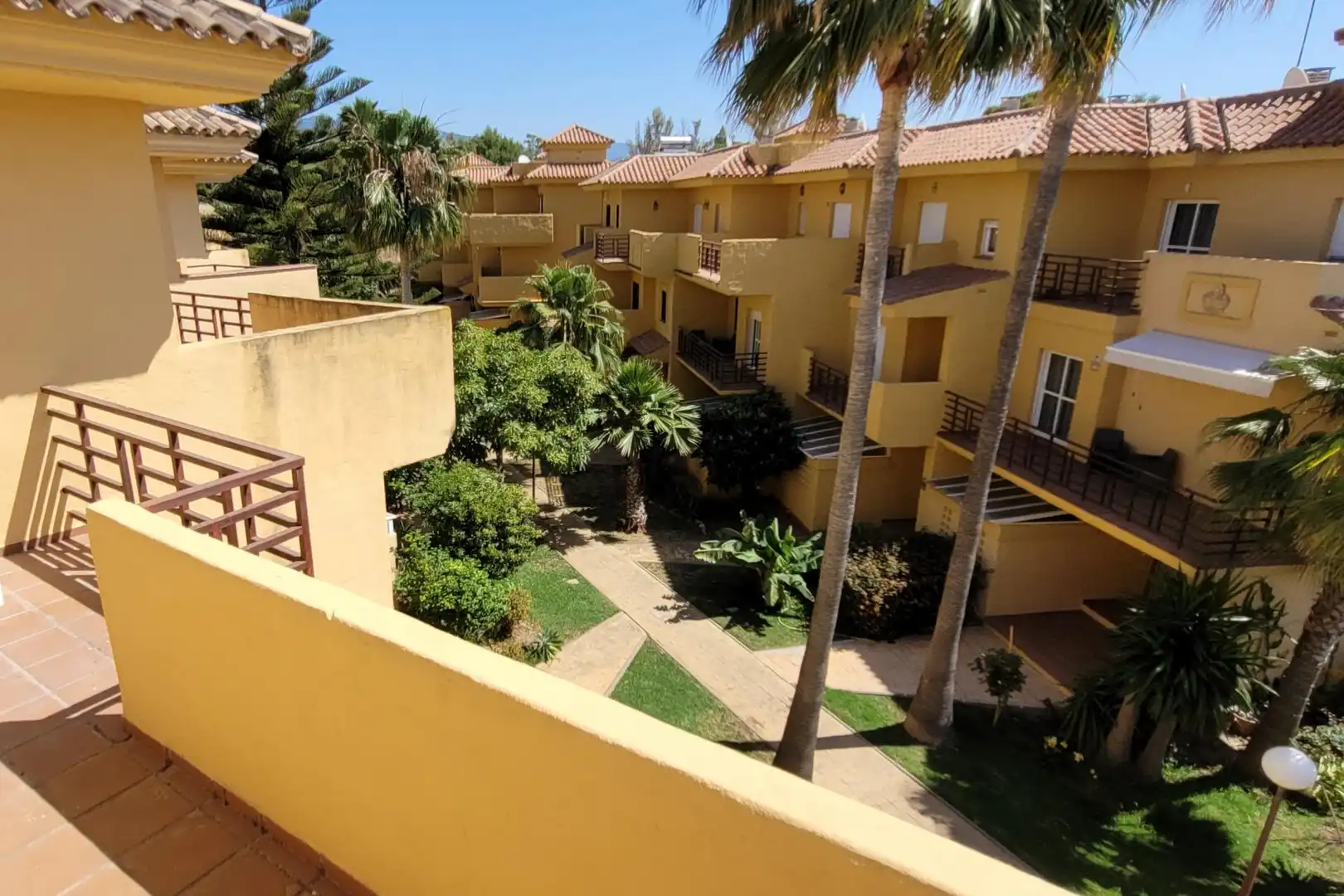 Vista exterior de Casa adosada en venta en Estepona con Aire acondicionado, Calefacción y Jardín privado